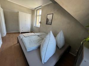 a bedroom with a bed with pillows on it at Altstadtquartier Hagenstraße in Bad Freienwalde
