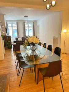 a living room with a dining room table and chairs at L'Elegant Paradoux - 3 sdb - 2 wc - Ascenseur - Parking - Plein Centre in Toulouse