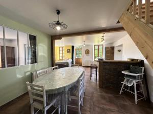 a kitchen and dining room with a table and chairs at Gîte de France Gîte bel air 3 épis - Gîte de France 6 personnes MAE-0124 in Saint-Étienne-aux-Clos +50 photos