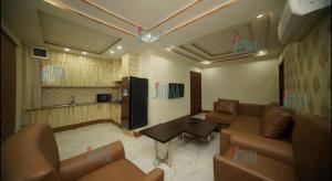 Телевизор и/или развлекательный центр в One Bedroom Apartment Bahria Town Lahore
