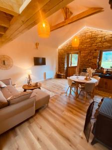 Posezení v ubytování Petite Maison de Campagne avec vue sur la vallée