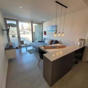 una sala de estar con un sofá y una mesa en Gwyneth casa de playa, en Puerto Madryn