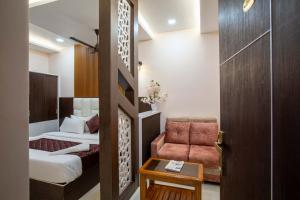 Postel nebo postele na pokoji v ubytování Hotel Surya Empire