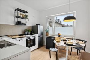 Η κουζίνα ή μικρή κουζίνα στο Schicke grosse Wohnung Apartment Wuppertal Ronsdorf- Nähe DUS & Dortmund & Köln & Essen