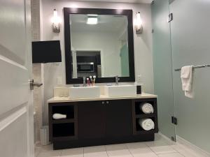 Ένα μπάνιο στο Doral Pool 404 by Wave Properties