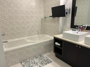 Ένα μπάνιο στο Doral Pool 404 by Wave Properties