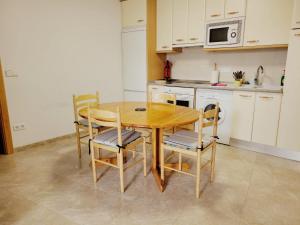 una cucina con tavolo e sedie in legno di Casa Nika Etxea a Ochagavía Altre 8 foto