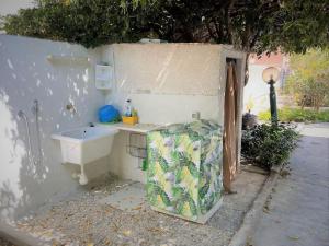 - une cuisine extérieure avec évier dans l'établissement DX Appartamento Fiori d arancio, à Tonnara di Bonagia