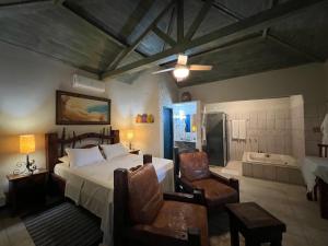 a bedroom with a bed and a bathroom with a tub at Pousada Cheiro da Terra in Cunha +136 photos