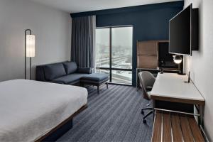 Courtyard by Marriott Jefferson City客房内的一张或多张床位