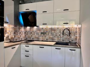 Køkken eller tekøkken på Park Side Apartment Green Life Resort + 22 billeder