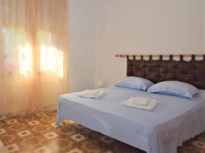 une chambre avec un lit avec deux serviettes dessus dans l'établissement DX Appartamento Fiori d arancio, à Tonnara di Bonagia