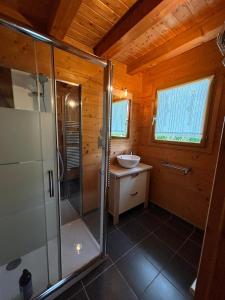Koupelna v ubytování Maison écoresponsable classée 3 étoiles avec son jardin clos