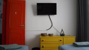 Uma TV ou centro de entretenimento em Alameda Hostel mais 37 fotos