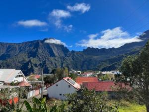 Pemandangan gunung umum atau pemandangan gunung yang diambil dari apartmen