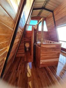 Un baño de madera con inodoro y lavabo. en Monteverde Torremar House, en Monteverde