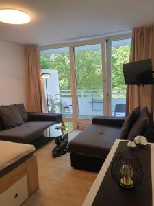una sala de estar con un sofá y una mesa en Bonn Lounge, en Bonn