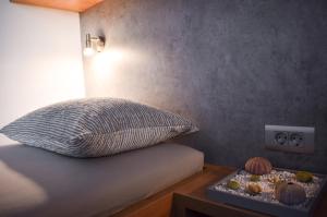 En eller flere senge i et værelse på Luxury mobile home INES + 16 billeder