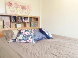 un letto con due cuscini sopra in una stanza di The Castle Walk a Roscommon