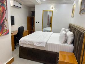 Kawruky Hotel Benin客房内的一张或多张床位