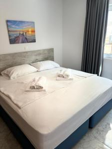 Ένα ή περισσότερα κρεβάτια σε δωμάτιο στο Luca Apts Napa