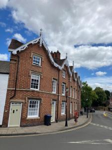 a brick building on the side of a street at Town Centre Apartment Perfect Location with on-street parking in Stratford-upon-Avon