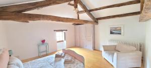 Una sala de estar con un sofá blanco y una mesa. en Gite de Calvet, en Sainte-Croix