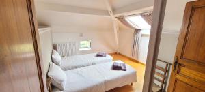 Un dormitorio con dos camas y una ventana. en Gite de Calvet, en Sainte-Croix