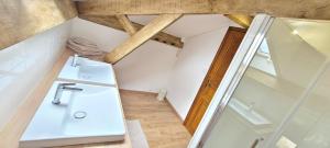 Un baño con un lavabo blanco y un espejo. en Gite de Calvet, en Sainte-Croix 12 fotos más