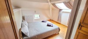 Un dormitorio pequeño con una cama y una ventana. en Gite de Calvet, en Sainte-Croix
