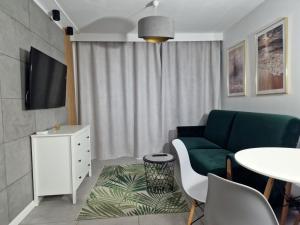 Telewizja i/lub zestaw kina domowego w obiekcie Apartamenty Kuracyjna