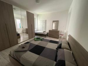 a bedroom with a bed with a checkerboard pattern at Appartamento Centro Storico Porlezza in Porlezza