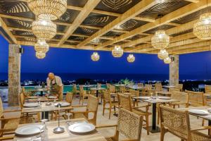 Restaurace v ubytování Deos Luxury Suites - Adults Only