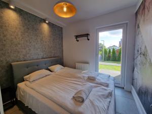 Łóżko lub łóżka w pokoju w obiekcie Apartamenty Kuracyjna