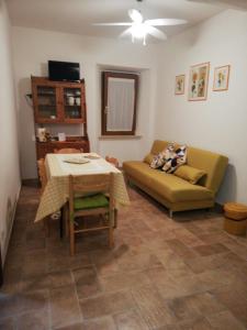 a living room with a couch and a table at La casina in Caprarola