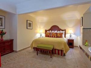 Postel nebo postele na pokoji v ubytování Los Arboles Hotel
