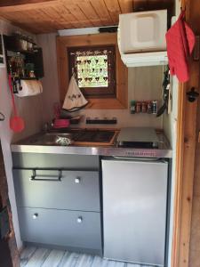 Η κουζίνα ή μικρή κουζίνα στο Chalet savoyard "le Sapinet" +8 φωτογραφίες