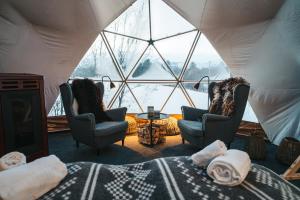 Istumisnurk majutusasutuses Aera - Glass cabins
