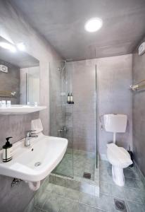 Koupelna v ubytování Ionio Hotel