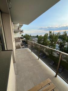 Un balcón de un edificio con vista al agua. en Hils Pallady - AMY Apartment, en Bucarest