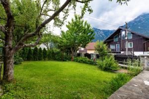 un patio frente a una casa con césped verde en The Bear House, en Buşteni 37 fotos más