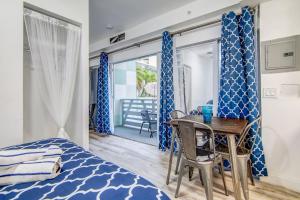 Un dormitorio con una cama y un escritorio con una mesa. en Balcony Deco Apt, w/2 QueenBeds, on Ocean Dr Beach, en Miami Beach