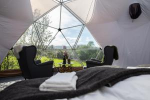 Voodi või voodid majutusasutuse Aera - Glass cabins toas