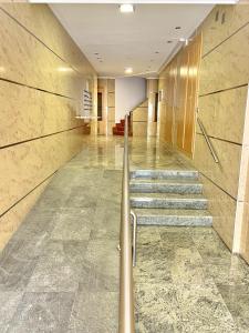 un pasillo con escaleras en un edificio en Vetusta Nest, en Oviedo