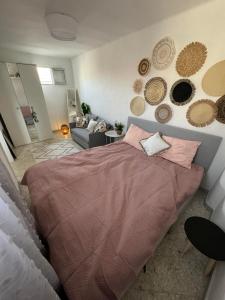 une chambre avec un grand lit et un salon dans l'établissement PrincipeAmedeo apartment 89 steps to the terrace, à Bari