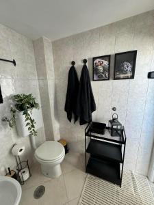 une salle de bains avec toilettes et lavabo dans l'établissement PrincipeAmedeo apartment 89 steps to the terrace, à Bari 7 autres photos