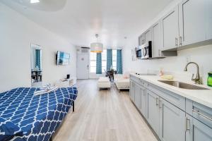 Dapur atau dapur kecil di Beachy 1 b/r, w/2 Queen Beds, On Ocean Drive Beach