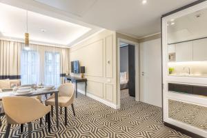 salon ze stołem i krzesłami w pokoju w obiekcie Ambria Apartments Promenada w Świnoujściu