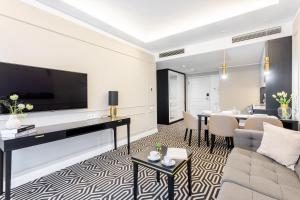 Telewizja i/lub zestaw kina domowego w obiekcie Ambria Apartments Promenada