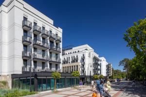 grupa budynków na ulicy miejskiej z ludźmi w obiekcie Ambria Apartments Promenada w Świnoujściu